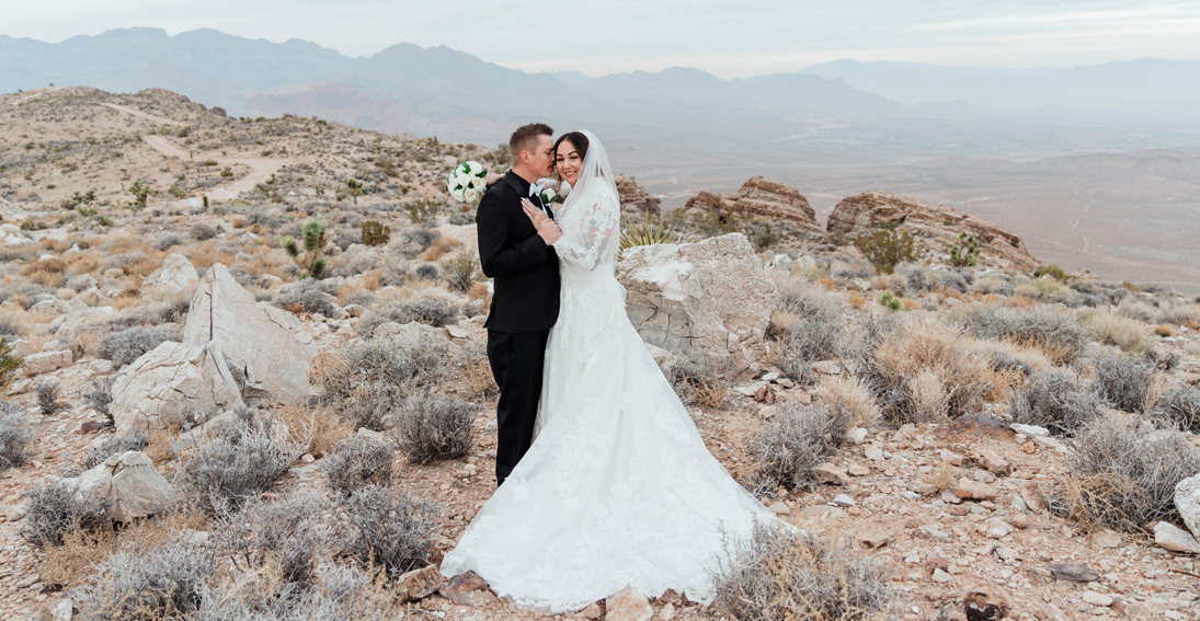 Love and luxury combined: Private landing wedding with beautiful Red Rock Canyon and Vegas views